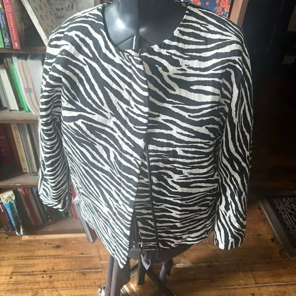 Chicos 1 8/10 black & white zebra striped no collar blazer